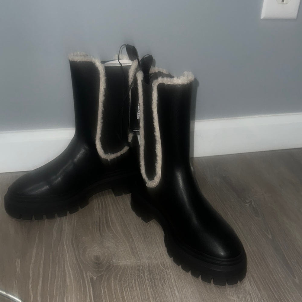 **BRAND NEW** EXPRESS FUR LINED BOOTS